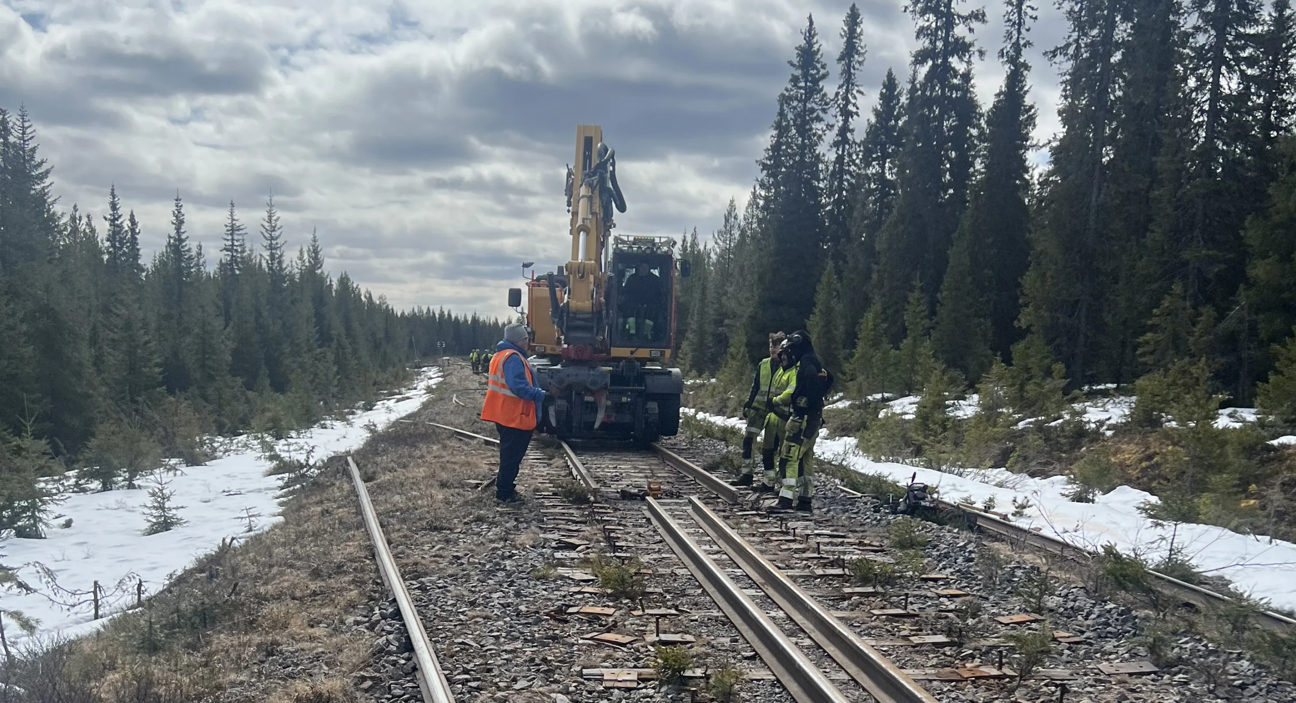 Rallarsving jobbar på Inlandsbanan med äldsta tekniken